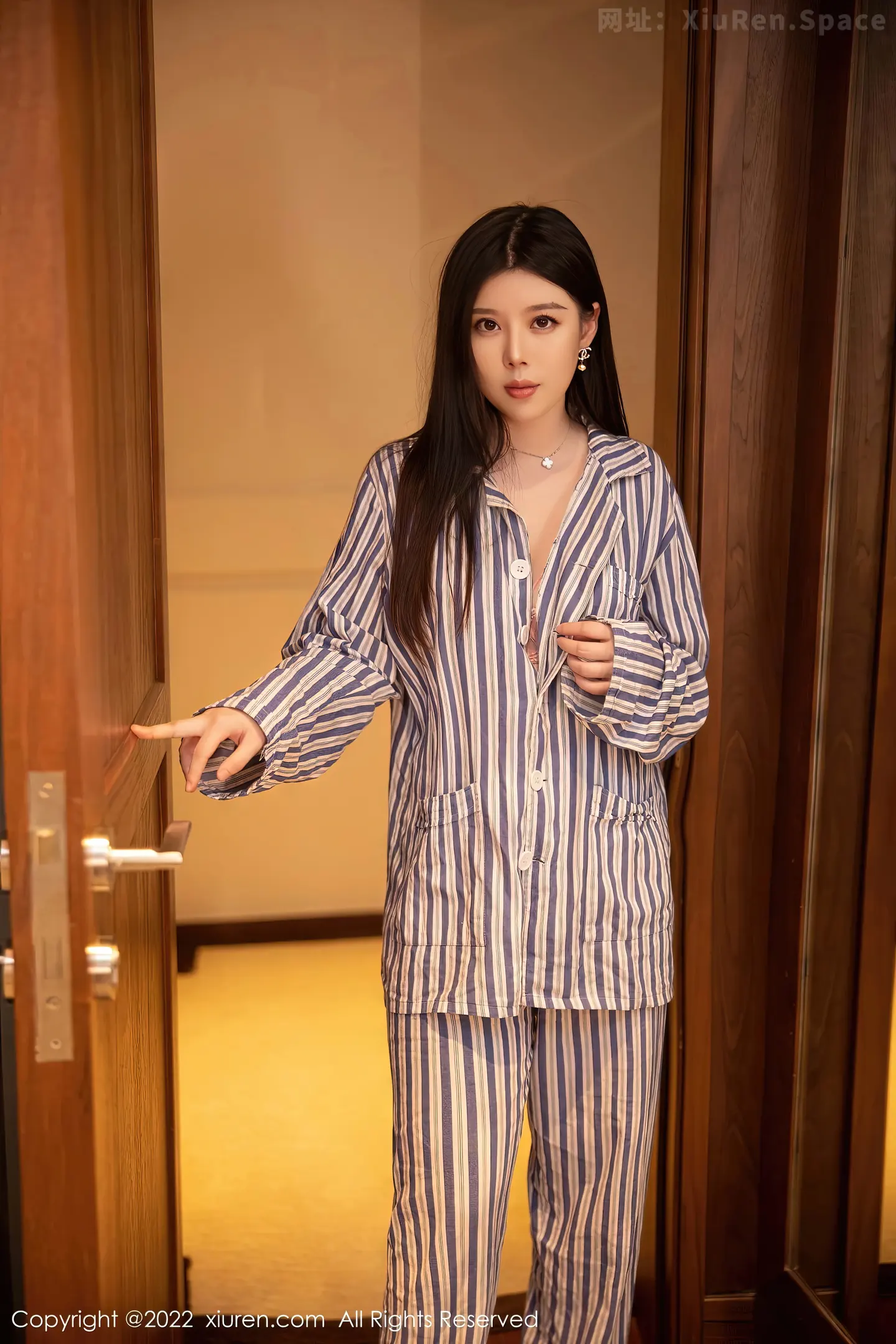 图片[2]-[XiuRen秀人网] VOL.5820 模特白茹雪私房脱竖条衬衫露性感粉色内衣配超薄肉丝诱惑写真82P-秀人网官方网站